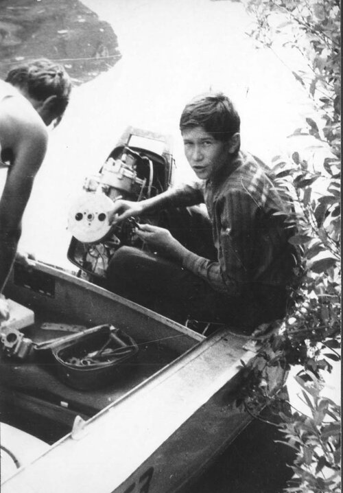 1988-07_kuznichenko_sasha_remontiruet_motor_kardinala